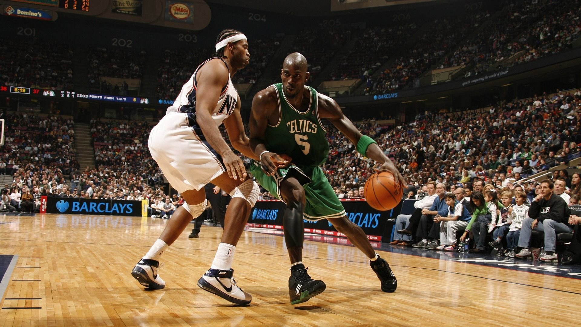 列队致意，风度翩翩—记内马尔赛前欢迎曼联的温情一幕，列队致意显风度，内马尔赛前温情欢迎曼联